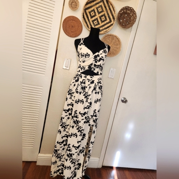 LAST ONE! Black And White Sleeveless Maxi Dress With Cutout - Picture 7 of 11